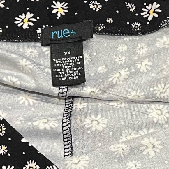 NEW Rue21 Daisy Y2K Skater Mini Skirt Pull On Black White Yellow Plus Size 3X - Picture 4 of 7